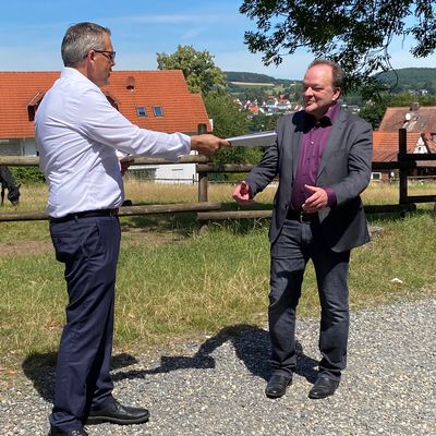 Vizelandrat Andreas Siebert &uuml;berbringt den F&ouml;rderbescheid f&uuml;r das geplante Fachwerkzentrum.