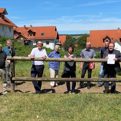 Bild vergr��ern: Viele Beteiligte freuen sich �ber diese Finanzspritze, die den Startschuss f�r die Umsetzung des Projektes darstellt, v.l.n.r.: Walter Brandt (Arbeitskreis Fachwerk), Bauamtsleiter J�rgen Christmann, Vizelandrat Andreas Siebert, Silke Does (Gemeindebeigeo