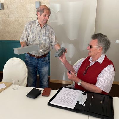 Peter Mihm, ehemaliger Kaufunger B&uuml;rger &uuml;bergab Albert Noll Fotomaterial f&uuml;r das Kaufunger Archiv.