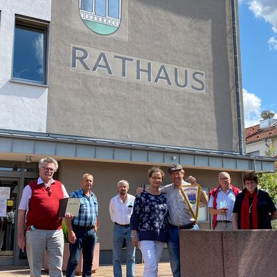 Bild vergr��ern: Freuten sich �ber dieses besondere Treffen, v.l.n.r.: Albert Noll, Wolfgang Kaufmann und Peter Gro� vom Museumsverein, Verena und Peter Mihm, G�nther Viehmann, und Erste Beigeordnete Doris Bischoff.