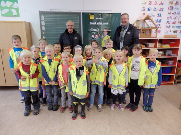 Bild vergr&ouml;&szlig;ern: Peter Boll und Helmut Wunsch von den Nordhessische Oldtimer Freunden Kaufungen e.V. &uuml;berreichten Sicherheitswesten an beiden Grundschulen.