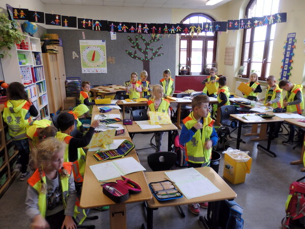 Bild vergr&ouml;&szlig;ern: Bereits im Klassenzimmer wurden die leuchtenden Westen von den Niederkaufunger Sch&uuml;lerinnen und Sch&uuml;lern ausprobiert.