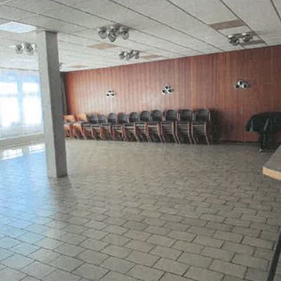 Bild vergrern: Der Vereinsraum in der Haferbachhalle ist in die Jahre gekommen. (Foto: Fa. Sprengwerk)