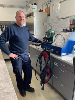 Bild vergr��ern: Mattias B�ttger an seinem Arbeitsplatz in der Feuerwehrwache im Bereich Atemschutztechnik.