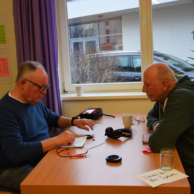 Bild vergr��ern: Fernmeldetechniker Dirk Kramm inspizierte den Kopfh�rer von Thomas Stier, der nur noch auf einer Seite funktionierte (M�rz).