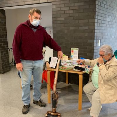 Bild vergr��ern: Edith Weihrauch und Herr Lambsbach mit einem kaputten Staubsauger (September).