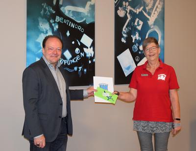 Bild vergr��ern: Dank f�r langj�hriges Engagement: B�rgermeister Arnim Ro� gratulierte Erzieherin Kerstin Niemeier-Frese zum 40-j�hrigen Dienstjubil�um. 