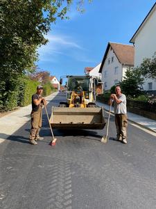 Bild vergr��ern: Letzte Reinigungsarbeiten im Neuen Weg. F�r rund 395.000 Euro wurden die Wasserleitung, die Hausanschl�sse und die Stra�e erneuert. Nun hei�t es wieder �freie Fahrt!�.