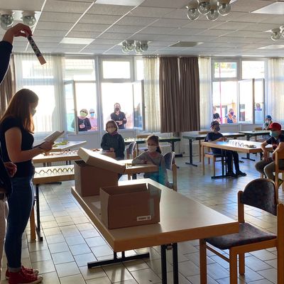 Bild vergr��ern: W�hrend Eltern und Gro�eltern von drau�en zuschauten, warteten die Sch�ler*innen gespannt, ob sie einen der Gutscheine gewonnen hatten.