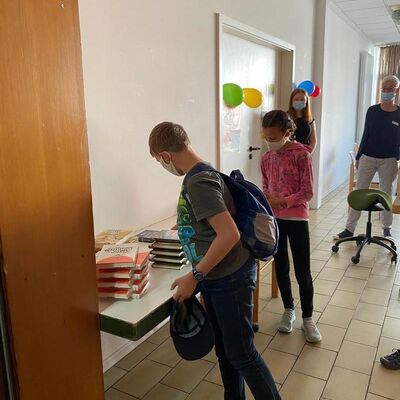 Bild vergr&ouml;&szlig;ern: Zum Abschluss durften sich alle Kinder noch eins der Kinderbücher mit nach Hause nehmen.