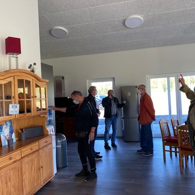 Bild vergr��ern: Die neuen R�umlichkeiten der Jugendarbeit am Festplatz wurden interessiert besichtigt.