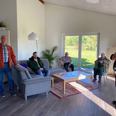 Bild vergr��ern: Und die Sitzm�bel wurden bei dieser Gelegenheit gleich eingeweiht.