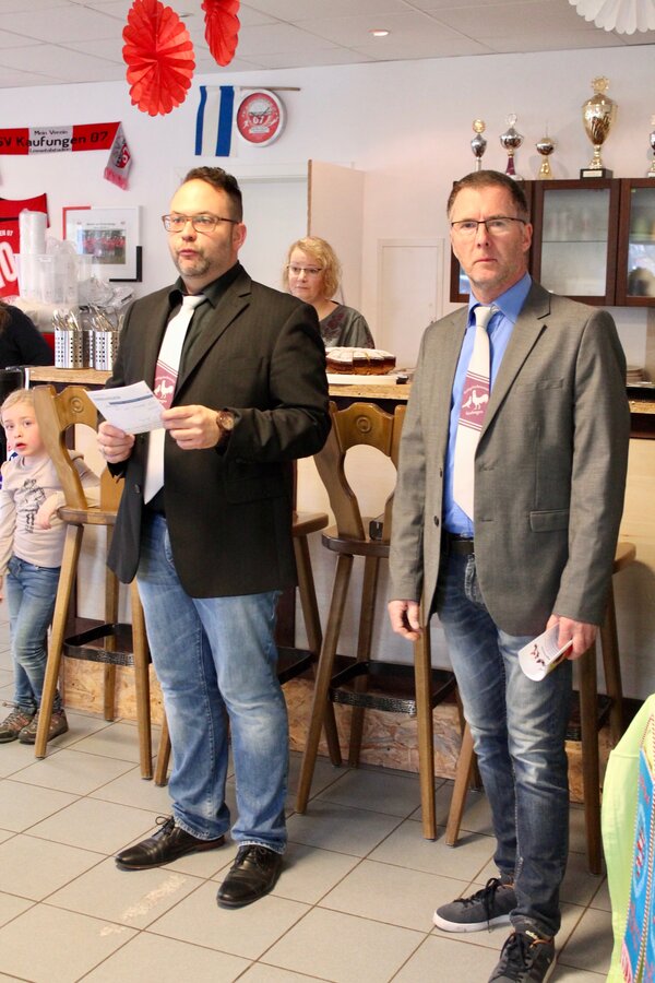 Bild vergr&ouml;&szlig;ern: Ausstellungsleiter Dirk Schneider und Stellvertreter Frank Benedict begr&uuml;&szlig;ten die G&auml;ste und ehrten die Gewinner und Verbandsauszeichnungen.