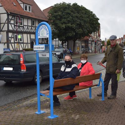 Bild vergr��ern: Das neue Verkehrsangebot in Kaufungen kann ab sofort genutzt werden, v.l.n.r.: GOB-Leiter Harald St�ckrad, Erste Beigeordnete Doris Bischoff, Willi Nietsche und Thomas Neuroth vom Verein Spurwechsel e.V.