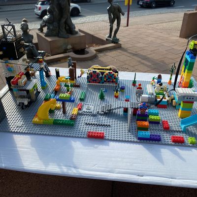 Bild vergrern: Ein Spielplatz fr ltere Kinder wurde aus LEGO Technik-Steinen gebaut.