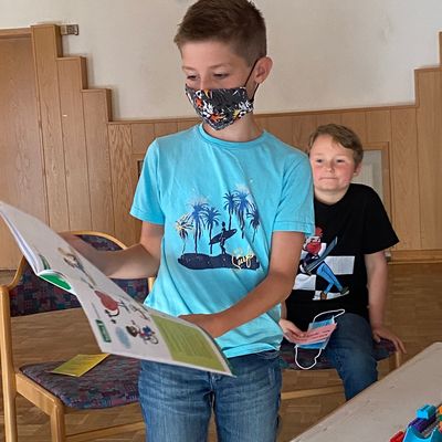 Bild vergr��ern: Lewis zeigt im Heft die Idee f�r diese Musteranlage.