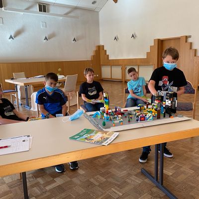 Bild vergr��ern: Paul stellte die einzelnen Elemente der Anlage vor.