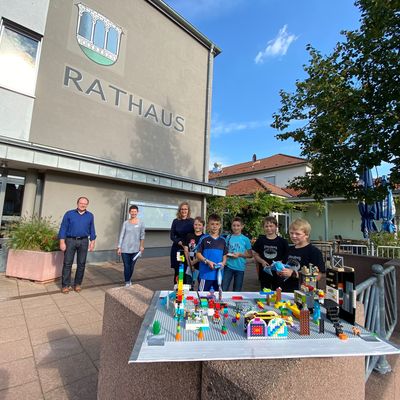 Bild vergr��ern: Viele Fragen rund um Spielplatzgestaltung wurden beantwortet und es war ein lebendiger Besuch im Rathaus.