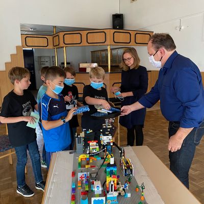 Bild vergr��ern: Beim Abschied �berreicht B�rgermeister Arnim Ro� noch kleine Geschenke an die Sch�ler.