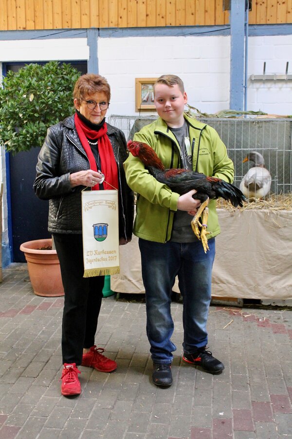 Bild vergr&ouml;&szlig;ern: Doris Bischoff gratulierte dem Jungz&uuml;chter Maik Boucsein zu seinem Kaufunger Band.