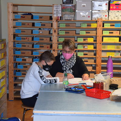 Bild vergr��ern: Hausaufgabenunterst�tzung geh�rt zu den Kernaufgaben des Schulbetreuungsteams. Auf dem Bild: Mitarbeiterin Sandra Kellermann.