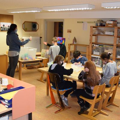 Bild vergr��ern: Aber auch das Spielen oder Basteln kommt in der Schulbetreuung nicht zu kurz. Hier mit Mitarbeiterin Stephanie Haida.