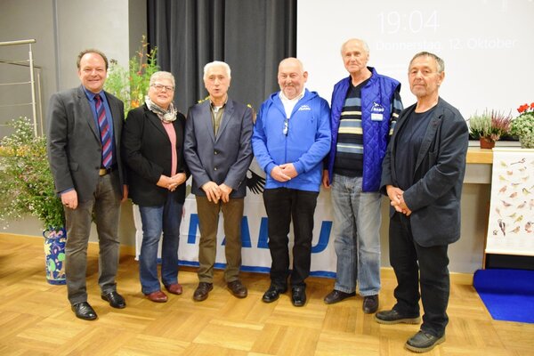 Bild vergr&ouml;&szlig;ern: Feierten das 85. J&auml;hrige Jubil&auml;um des NABU Kaufungen/Lohfelden e.V., v.l.n.r.: B&uuml;rgermeister Arnim Ro&szlig;, Karin Kuhn (Gemeindevorstand Lohfelden), Cono Morena (Kreisausschuss Landkreis Kassel) , Martin Lange (2. Vorsitzender), Manfred Henkel (1. Vorsitzende