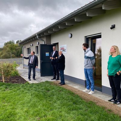 Bild vergr��ern: Staatssekret�r Burghardt interessierte sich sehr f�r die Lage des Jugendbereiches sowie die Ausstattung der R�umlichkeiten.