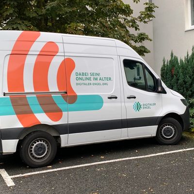 Bild vergr��ern: Der Bus der Digitalen Engel f�hrt durch ganz Deutschland und machte Station in Kaufungen.