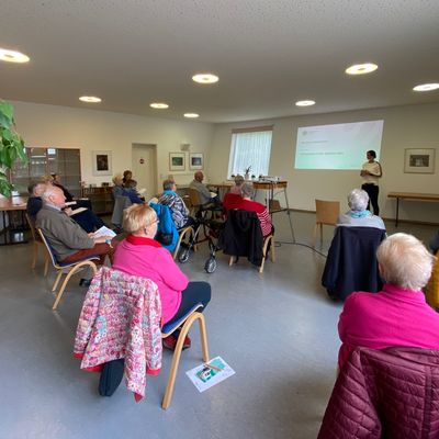 Bild vergr��ern: Es gab viele Fragen �ber verschiedene Themen der digitalen Welt, die von der Referentin ausf�hrlich beantwortet wurden.