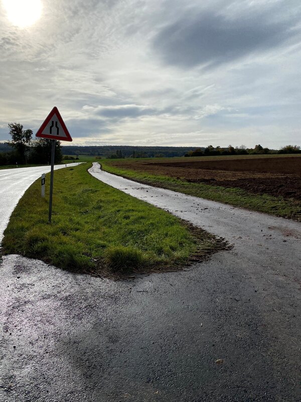 Bild vergr&ouml;&szlig;ern: Kurz hinter Niederkaufungen ist der Radweg entlang der Landesstraße 3203 Richtung Vollmarshausen ein kurzes Stück asphaltiert und endet dann in einer Schotterpiste. Bis zu den Vollmarshäuser Teichen soll der Weg ausgebaut und der  Radweglückenschluss gesc