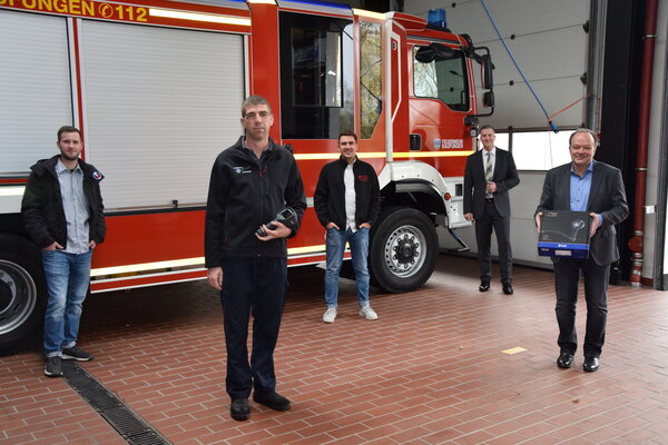 Bild vergr&ouml;&szlig;ern: Die Feuerwehr erhielt eine Wärmebildkamera, v.l.n.r. Dominik Bode (Sparkassenversicherung Generalagentur Peter Ahlborn), Stellvertretender Gemeindebrandinspektor Tim Weißenborn, Nils Ahlborn (Sparkassenversicherung Generalagentur Peter Ahlborn),  Direktio