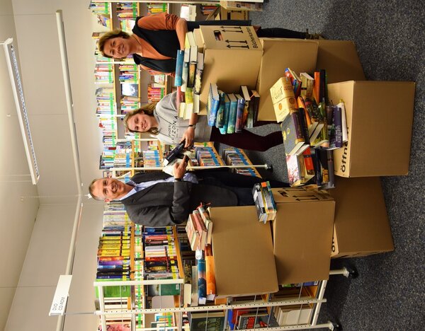 Bild vergr&ouml;&szlig;ern: Spendete eine gro&szlig;e Anzahl B&uuml;cher f&uuml;r die B&uuml;cherei: Stefan Alsenz