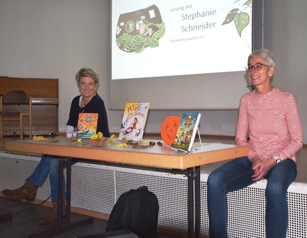 Bild vergr&ouml;&szlig;ern: B&uuml;chereileiterin Christina Werner begr&uuml;&szlig;te die Kinderbuchautorin Stephanie Schneider zu einer Lesung f&uuml;r die dritten Klassen in der Haferbachhalle.