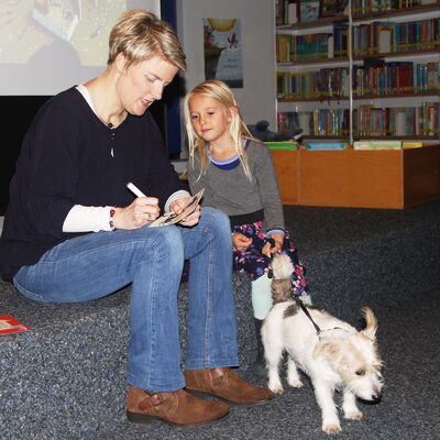 Bild vergr&ouml;&szlig;ern: Auch in der B&uuml;cherei Oberkaufungen konnten sich die Kinder Autogramme abholen und sogar ein Hund wohnte der Lesung bei.
