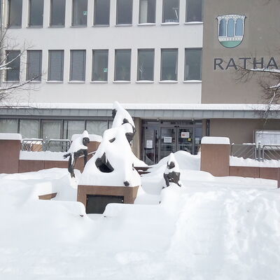 Bild vergr&ouml;&szlig;ern: Welch seltener Anblick - der Rathausvorplatz versinkt unterm Schnee. Foto Horst Gsegnet