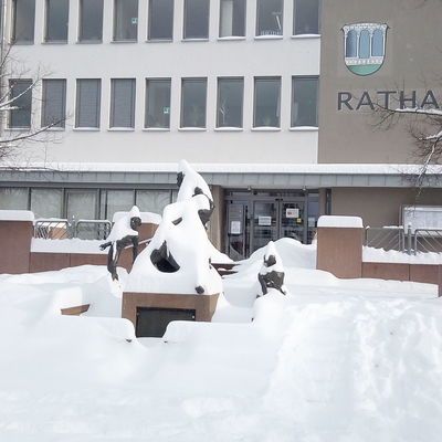Bild vergrößern: Welch seltener Anblick: Der Rathausvorplatz versinkt im Schnee.