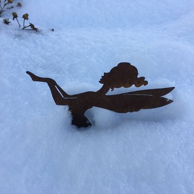 Bild vergrößern: Eine Elfe im Schnee versunken.