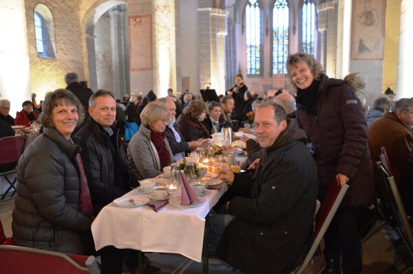 Bild vergr&ouml;&szlig;ern: Bei Kaffee und Kuchen gab es auch die Gelegenheit, wieder einmal einen Blick in den Innenraum der Stiftskirche zu werfen.