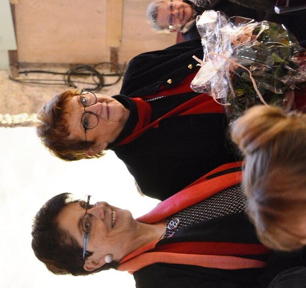 Bild vergr&ouml;&szlig;ern: Dekanin Carmen Jelinek und die Erste Beigeordnete Doris Bischoff freuten sich &uuml;ber die vielen G&auml;ste im Caf&eacute;haus Stiftskirche.