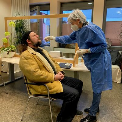 Bild vergr��ern: Wahlhelfer John Philipp Leszner nahm das Angebot des Schnelltests gern in Anspruch.