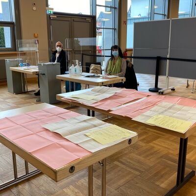 Bild vergr��ern: Zu Beginn des Wahlsonntags war es im B�rgerhaus noch recht ruhig.