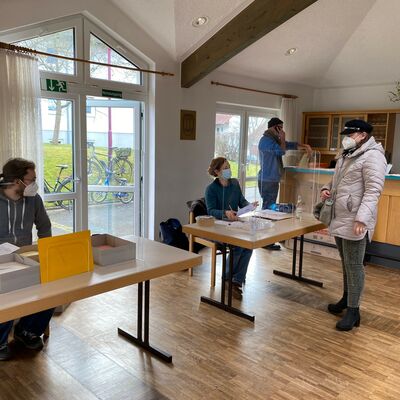 Bild vergr��ern: In Papierfabrik konnten um 16 Uhr 89 abgegebene Stimmen vermeldet werden.