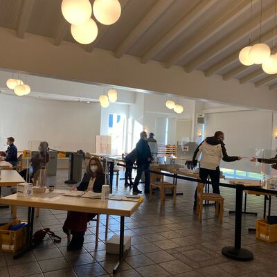 Bild vergr��ern: Manchmal war das mit den �bergro�en Wahlzetteln gar nicht so einfach - hier das Wahllokal in der Begegnungsst�tte.