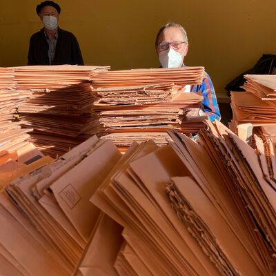 Bild vergr��ern: Berge von Umschl�gen stapelten sich im Saal der Feuerwehr - f�r die Wahlhelfer*innen im Briefwahlbereich gab es alle H�nde voll zu tun!