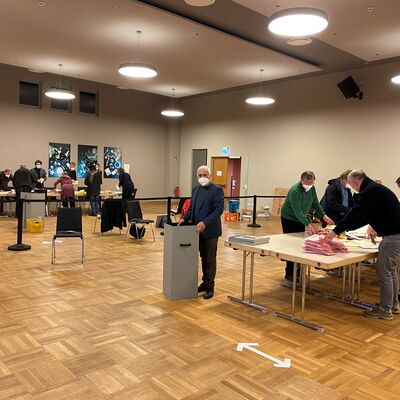 Bild vergr��ern: Auch nach einem oft schon langen Tag - alle Helfer*innen waren konzentriert dabei.