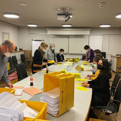 Bild vergr��ern: Der erste Arbeitsvorgang am Abend bestand im Sortieren der Innenumschl�ge f�r die verschiedenen Wahlen.