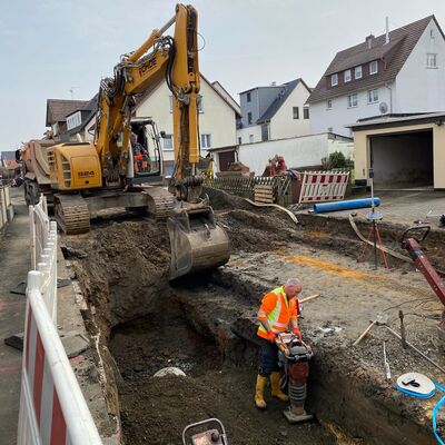 Bild vergr��ern: Auch in der Auestra�e haben die Stra�enbauarbeiten nun begonnen.