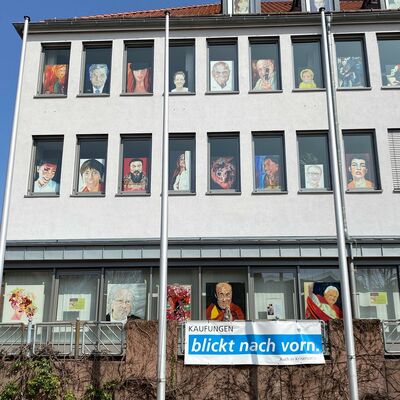 Bild vergr��ern: Das Motto �Kaufungen blickt nach vorn� wird in der Aktionskunst aufgegriffen.