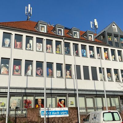 Bild vergr��ern: Bunte Portraits schm�ckten die Fenster des Rathauses an der Vorderfront.